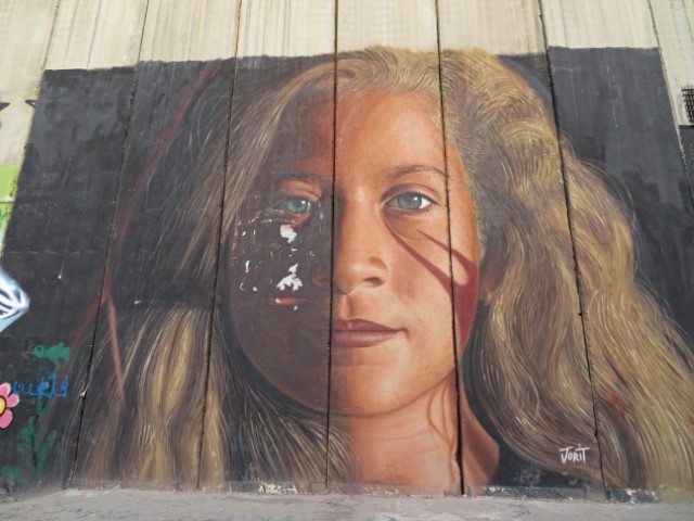 Großes Portrait der jungen Ahed Tamimi an der Bethlehemer Mauer