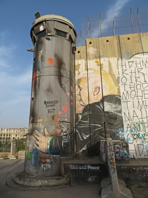 Bild von Trump auf der Mauer von Bethlehem, der einen Wachturm umarmt