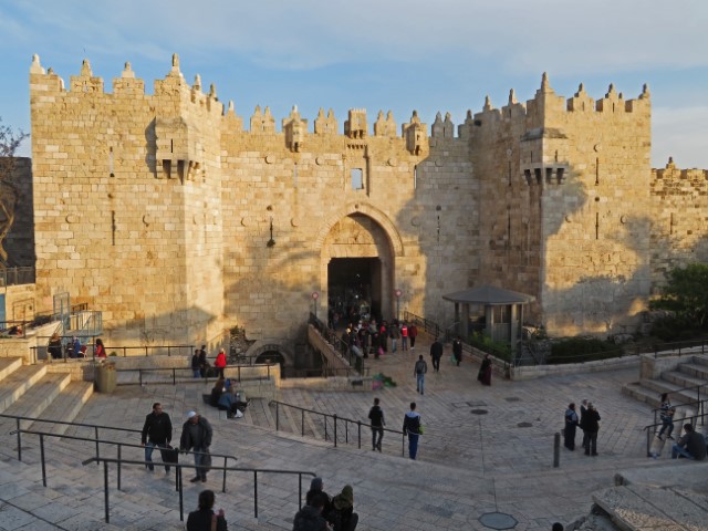 Blick auf das Damaskustor in Jerusalem im der Abendsonne