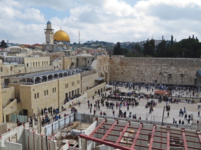 Blick oim Morgenlicht auf die gut besuchte Klagemauer von Jerusalem