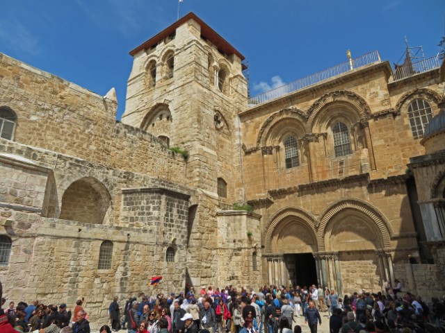 Vor der Grabeskirche von Jesus in Jerusalem versammeln sich immer viele Menschen.