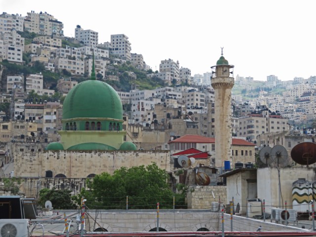 Blick auf mehrgeschössige Wohnhäuser und eine Moschee in Nablus