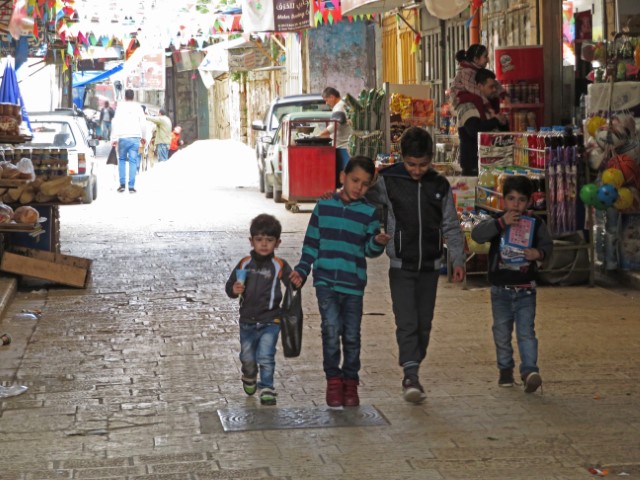 Kinder in den Gassen von Nablus mit vielen Geschäften