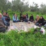 Deutsche mit einer großen Familie in Palästina auf einer Picknickdecke