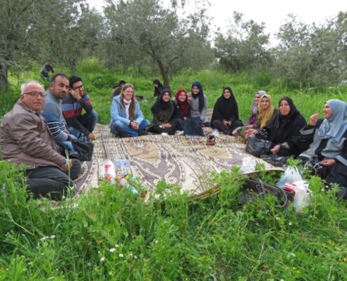 Deutsche mit einer großen Familie in Palästina auf einer Picknickdecke