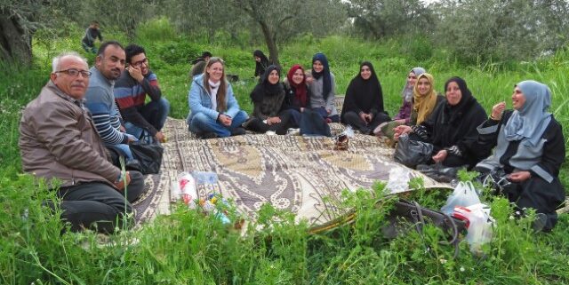 Deutsche mit einer großen Familie in Palästina auf einer Picknickdecke