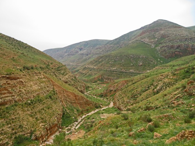 Schroffe aber auch grüne Berglandschaft am Wanderweg Masar Ibrahim