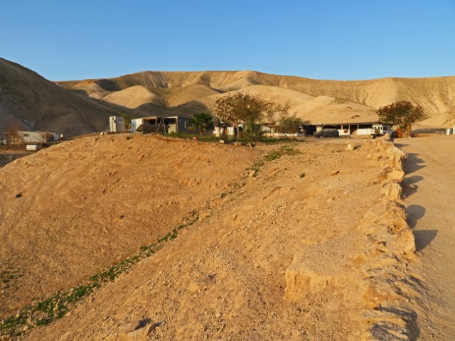 Beduinenhütten in der Wüstenlandschaft von Jameel