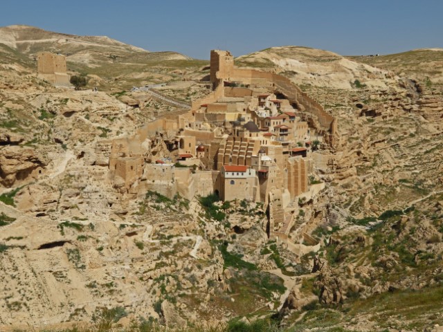 Blick von oben auf das dorfähnliche Kloster Saint Sabas in Palästina