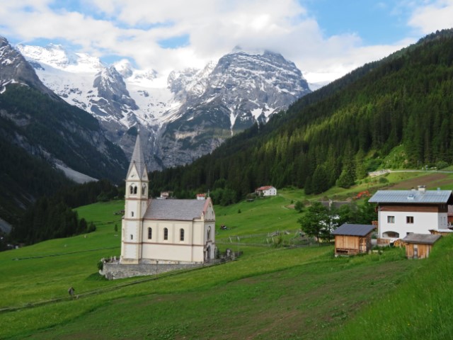 Blick auf die Kirche von Trafoi vor der Kulisse verschneiter Berge