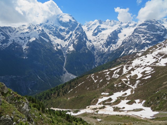 Kulisse aus einem Tal mit verschneiten Meertausendern im Ortler Gebirge