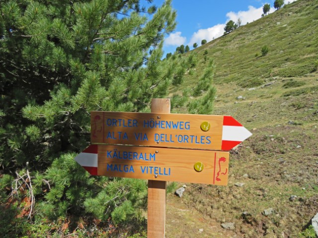 Wegweiser auf dem Ortler Höhenweg mit verschiedenen Angaben