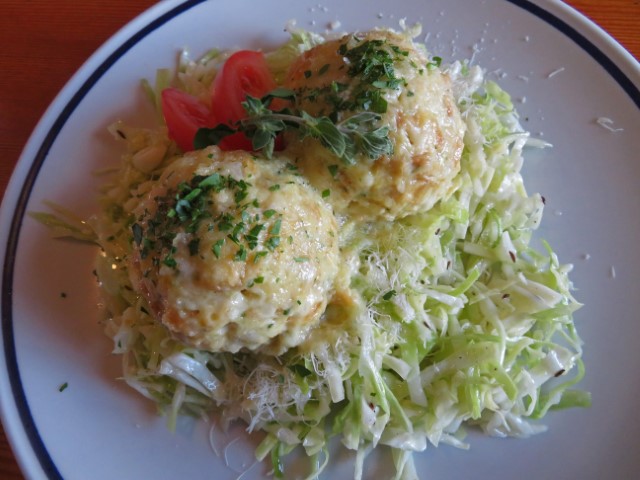 Südtiroler Käseknödel mit Krautsalat