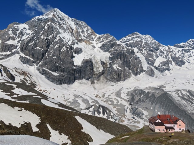 Rose Schaubachhütte vor der verschneiten Bergkulisse am Ortler Höhenweg