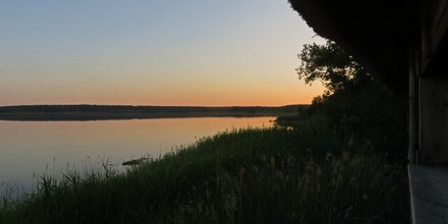 Abendstimmung am Vogelbeobachtungsstand am Rederangsee