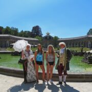 Zwei Mädels in Hotpants und zwei Schauspieler in historischen Kostümen vor dem Neuen Schloss in Bayreuth