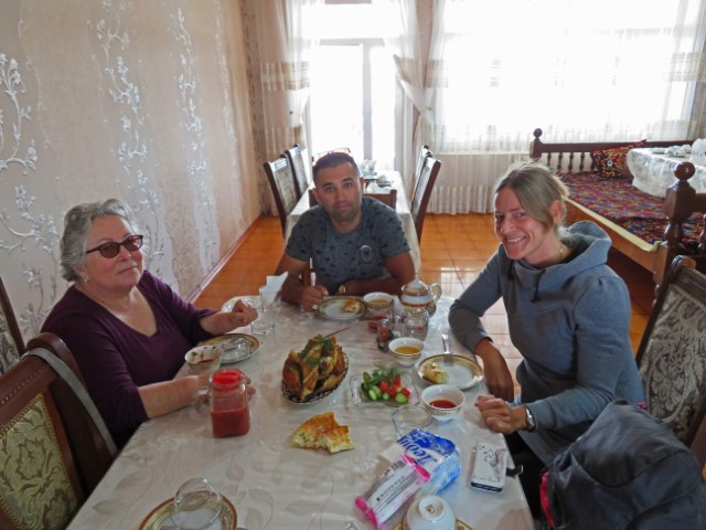 Sarah und der Taxifahrer und ich beim ersten Lunch in Samarkand