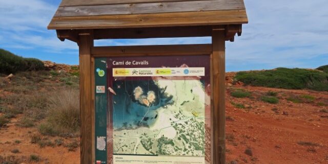 Wegweiser mit Karte des Cami de Cavalls auf Menorca