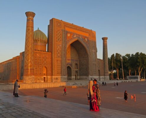 Ins Abendlicht getauchtes Gebäude auf dem Registan Platz in Samarkand, Usbekistan