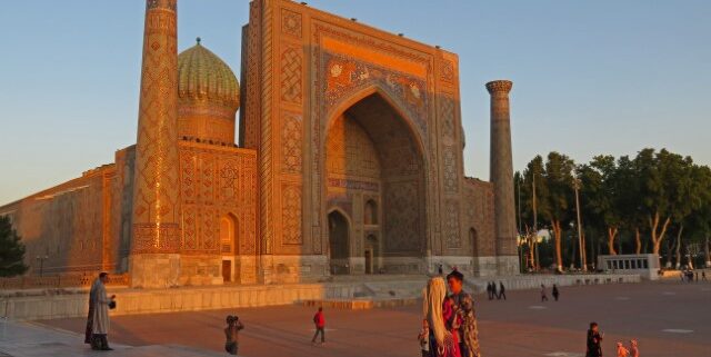 Ins Abendlicht getauchtes Gebäude auf dem Registan Platz in Samarkand, Usbekistan