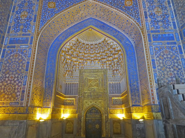 Golden-blau verziertes Innere der Tillja-Kari-Medreseam Registan Platz