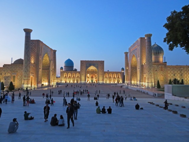 Abendlich beleuchtete Gebäude am Registan Platz in Samarkand