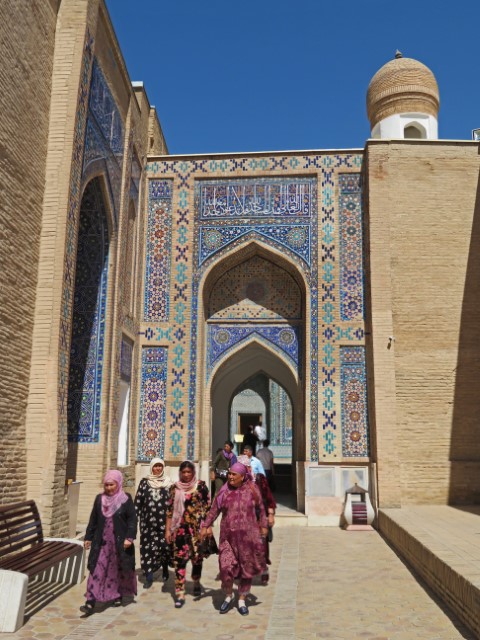 Eine Gruppe lokaler Frauen in der Nekropole Shah-i Zinda in Samarkand