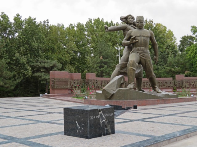 Mehrere Skulpturen machen das Monument des Mutes in Tashkent aus