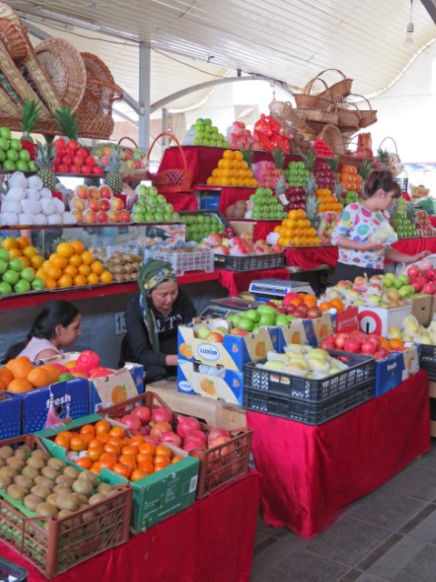 Obststand mit vielen bunten Früchten im Eski Juvi Markt