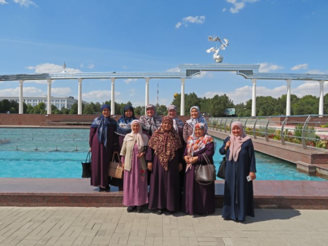 Eine Gruppe einheimischer Frauen mit langen Kleidern und Kopfbedeckung auf dem Unabhängigkeitsplatz in Tashkent