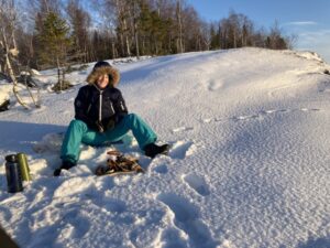 Bernadette Olderdissen beim Grillen im Schnee