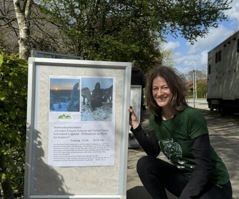 Multimediapräsentation Schwedisch Lappland in Kiel mit Bernadette Olderdissen vor Plakat