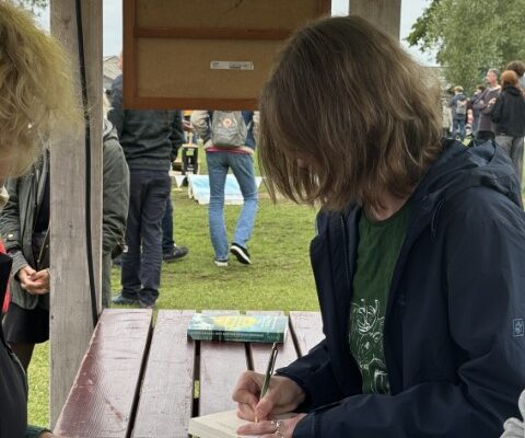 Bernadette Olderdissen signiert Bücher auf dem Norden Festival