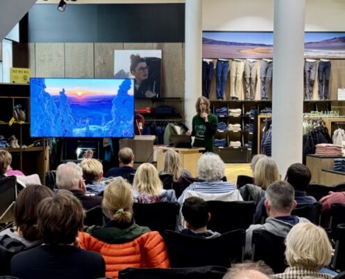 Bernadette Olderdissen stellt ihr Buch "Zwischen ewigem Sommer und tiefster Nacht" vor in einem Globetrotter Geschäft