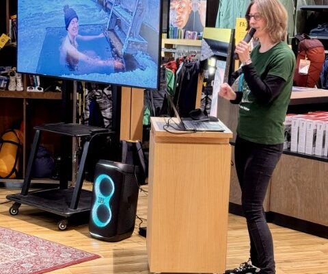 Bernadette Olderdissen stellt ihr Buch "Zwischen ewigem Sommer und tiefster Nacht" vor in einem Globetrotter Geschäft