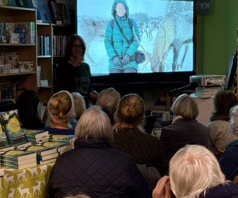 Bernadette Olderdissen stellt ihr Buch "Zwischen ewigem Sommer und tiefster Nacht" vor