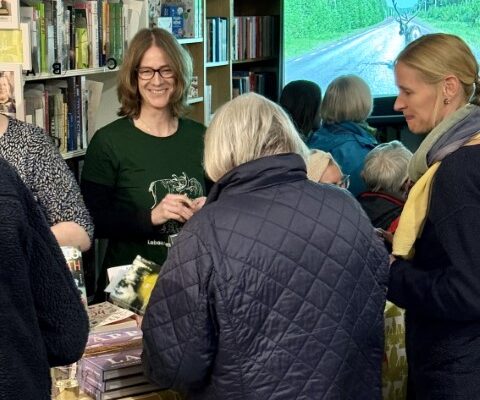 Bernadette Olderdissen signiert ihr Buch "Zwischen ewigem Sommer und tiefster Nacht"