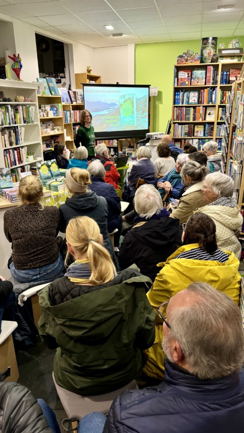 Autorin Bernadette Olderdissen bei einem Multimedia-Vortrag vor vollem Haus