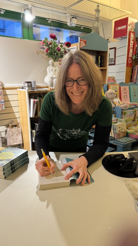 Autorin Bernadette Olderdissen beim Büchersignieren